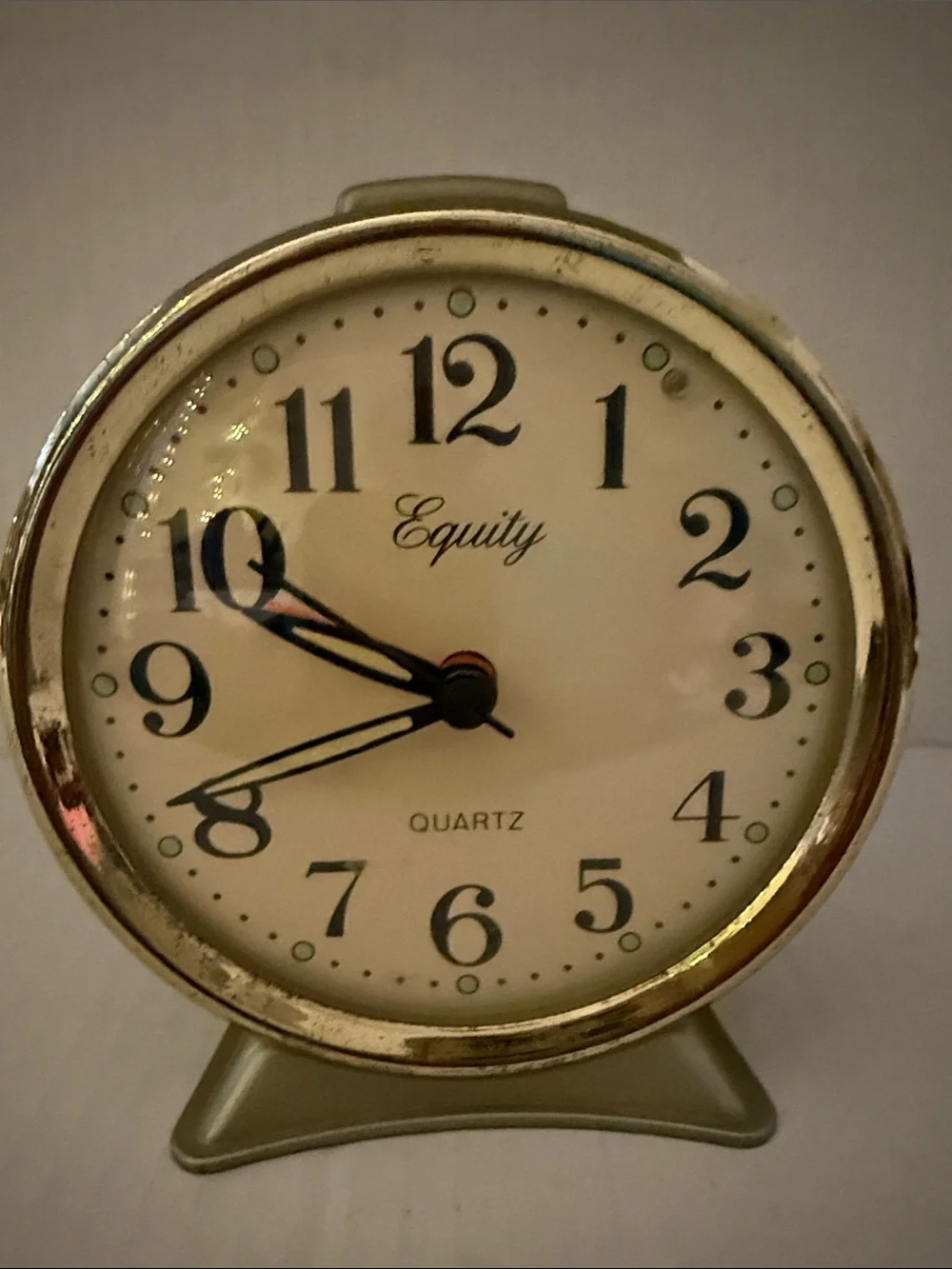 Vintage-Style Round Wall Clock in Cream and Gold